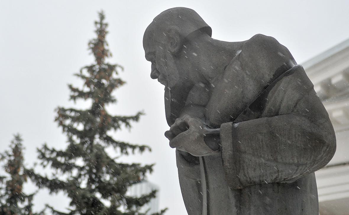 Памятник Федору Достоевскому у музея-квартиры писателя (Сергей Киселев / АГН «Москва»)
