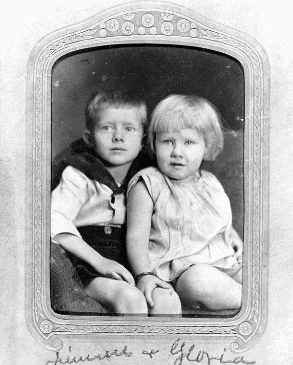 Джеймс Эрл Картер-младший родился в 1924 году. Его отец занимался выращиванием и продажей арахиса и держал небольшой магазин, а мать работала сестрой в госпитале. Предки Картера в 1635 году приплыли в Вирджинию из Англии и позже поселились в Джорджии, где в основном занимались выращиванием хлопка. В юности Картер, получив от отца небольшую часть земли, тоже занимался выращиванием, упаковкой и продажей арахиса (Corbis via Getty Images)