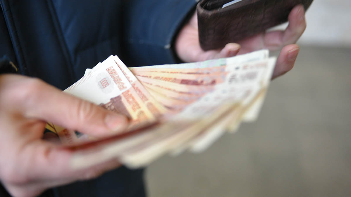 Военный депутат требует наказать банк за списание средств с карты бойца