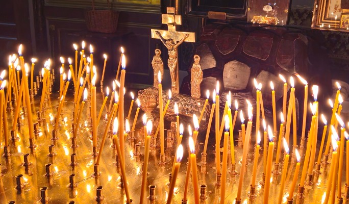 Люди несут цветы и свечи к убитому в собственной квартире Панину