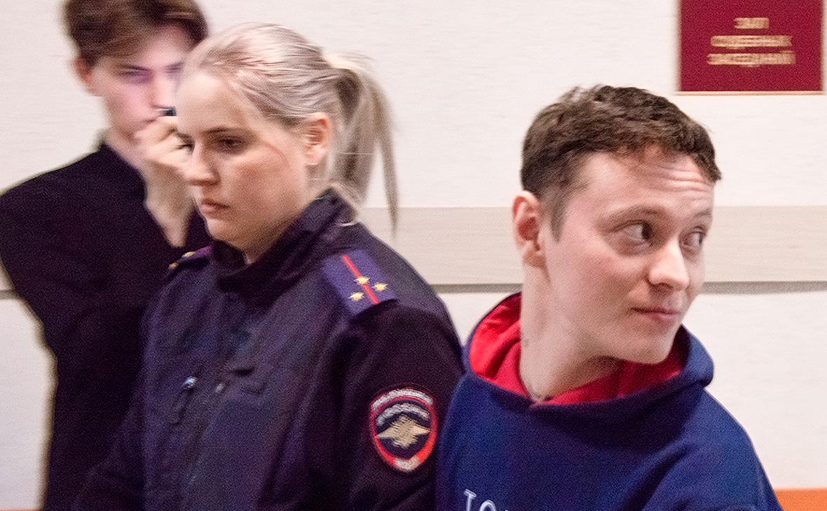 Эдуард Шарлот, обвиняемый в реабилитации нацизма и оскорблении чувств верующих, после вынесения приговора в Самарском областном суде, декабрь 2024 года (Альберт Дзень / ТАСС)