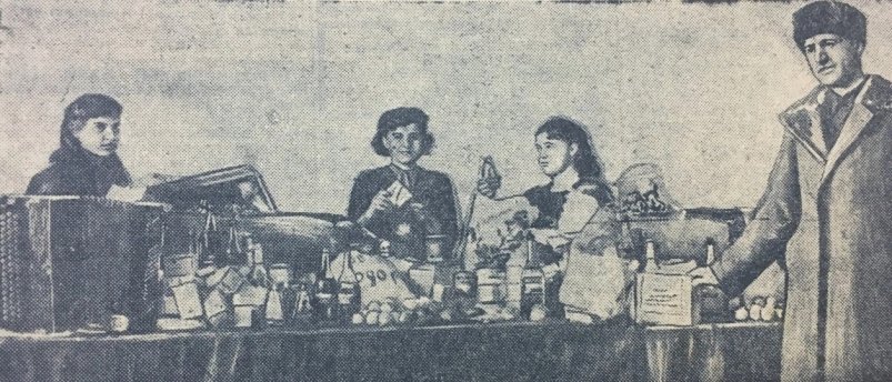 Члены районной комиссии Е.Д. Прокопенко, М.Т. Бреус и М.Н. Шабаева за упаковкой посылок с подарками. Справа — председатель районной комиссии по сбору новогодних подарков тов. Клименко. фотография газеты &quotКоммунар&quot (12+)