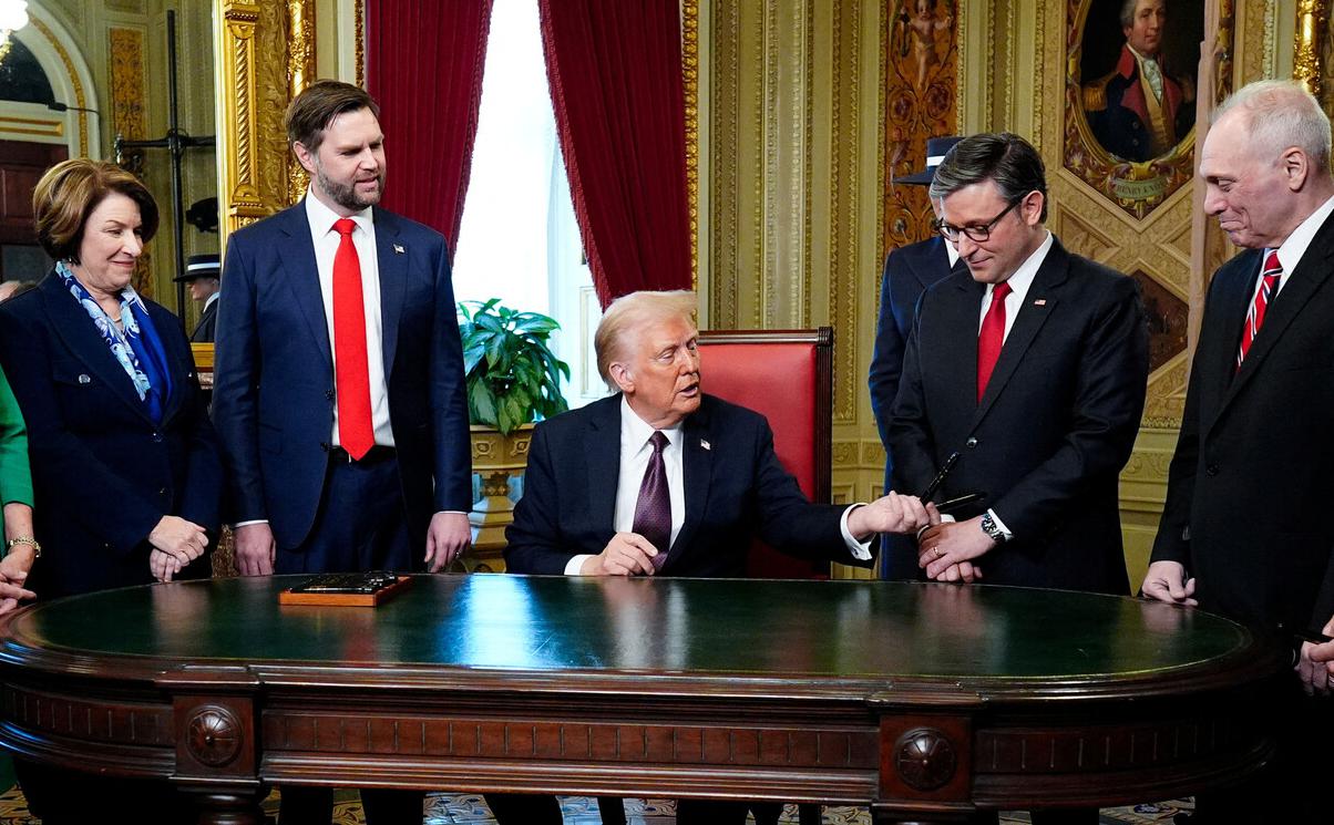 Дональд Трамп (в центре) (Melina Mara / Reuters)