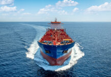 Мужественное решение капитана танкера спасло экипаж и предотвратило экологическую угрозу AerialFrontViewOfAHeavyCrudeOilTankerTraveling