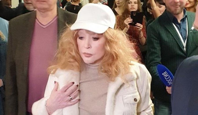 "Вот зараза!": присевшая по нужде на унитаз Пугачева в шоке от беспардонной провокации