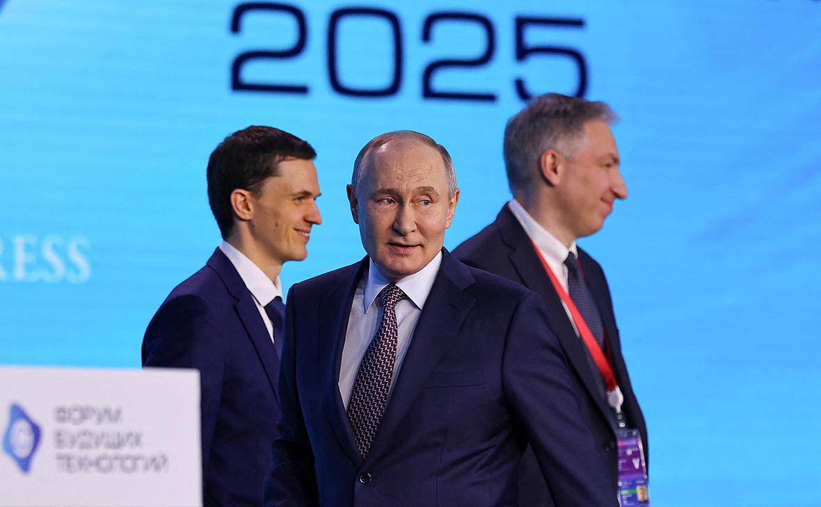 Владимир Путин (в центре) (Евгения Новоженина / Reuters)
