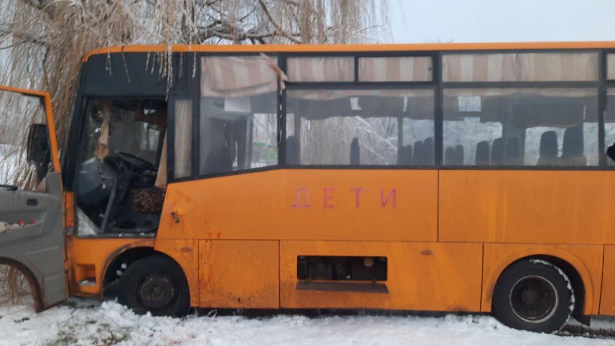 Пять детей и водитель пострадали при атаке БПЛА на автобус в Запорожской области