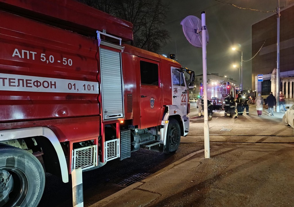 В Москве локализовали пожар на бывшем предприятии
