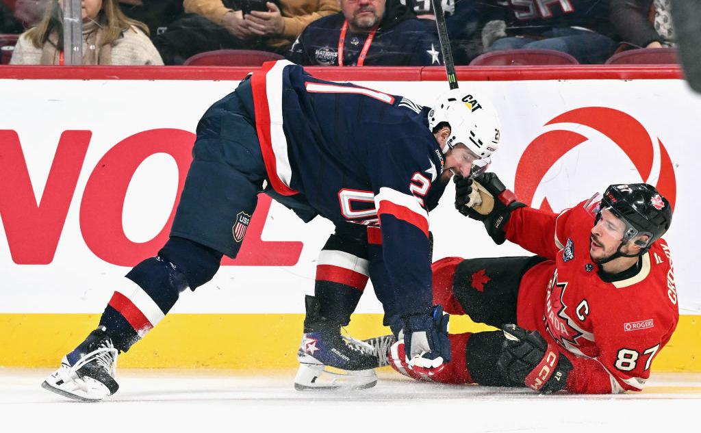 Сидни Кросби (справа) (Minas Panagiotakis / Getty Images)