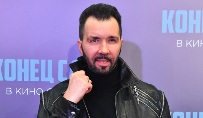 Денис Клявер отмечает 49-летие: вспоминаем яркие моменты карьеры солиста "Чай вдвоем"