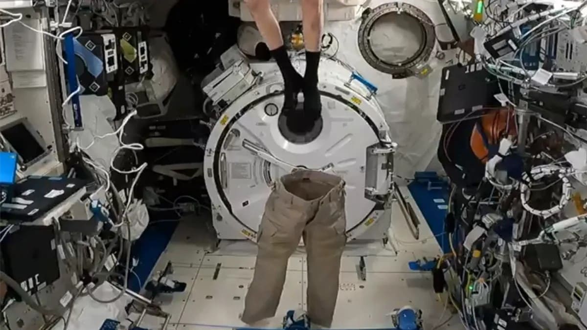 Видео астронавта NASA — как ловко справляться с невесомостью при одевании-0