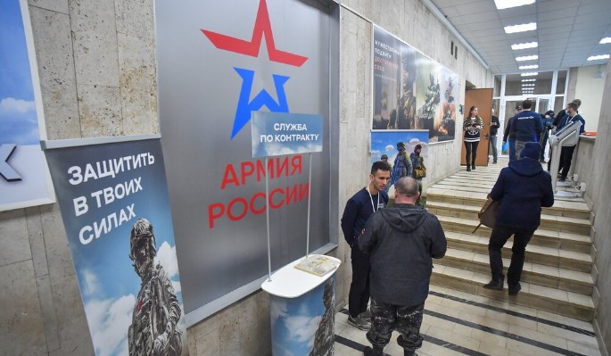 Звезда "Курсантов" Иван Стебунов посетил пункт отбора на контрактную службу в Москве