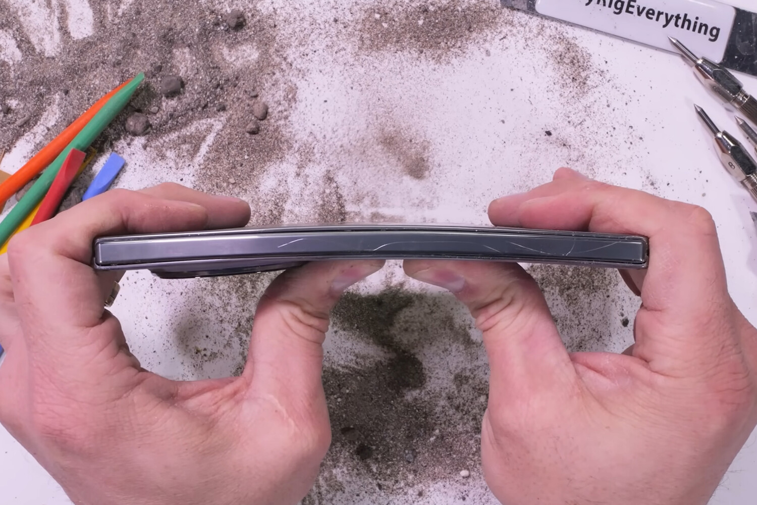 Oppo Find N5 демонстрирует ультратонкий дизайн, но тесты OnePlus Open и Samsung задают высокую планку-0