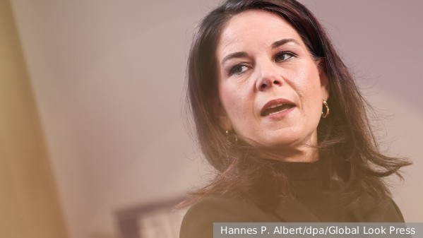 Бербок предложила ЕС ввести сбор за обновления iPhone