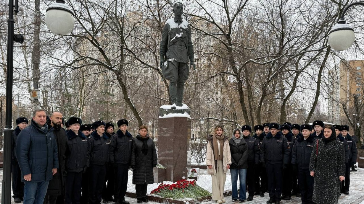 Более 10 тысяч московских школьников благоустроят военные мемориалы к 80-летию Великой Победы