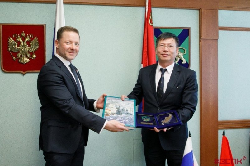 Антон Волошко подарил господину Нгуен Данг Хиен книгу пресс-служба ЗС ПК