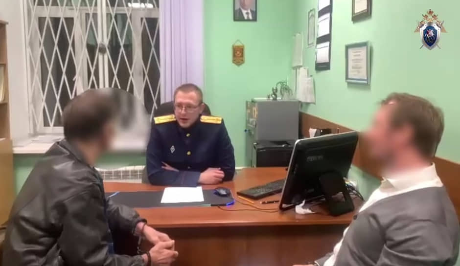 Предполагаемый убийца и расчленитель женщины на Загородном проспекте (слева) на допросе в ГСУ СК России по Санкт-Петербургу.