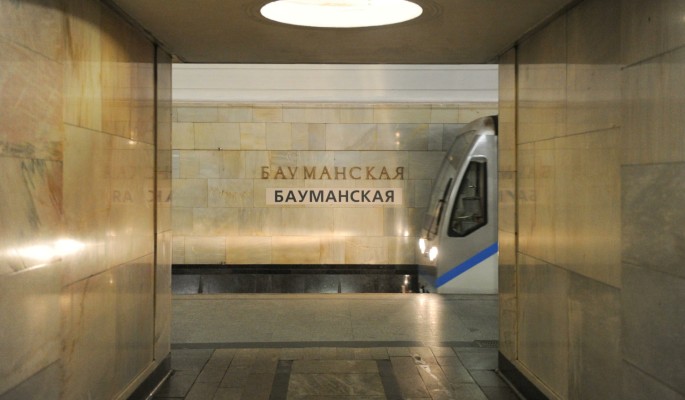 В московском метро "заяц" напал на сделавшую ему замечание женщину: видео