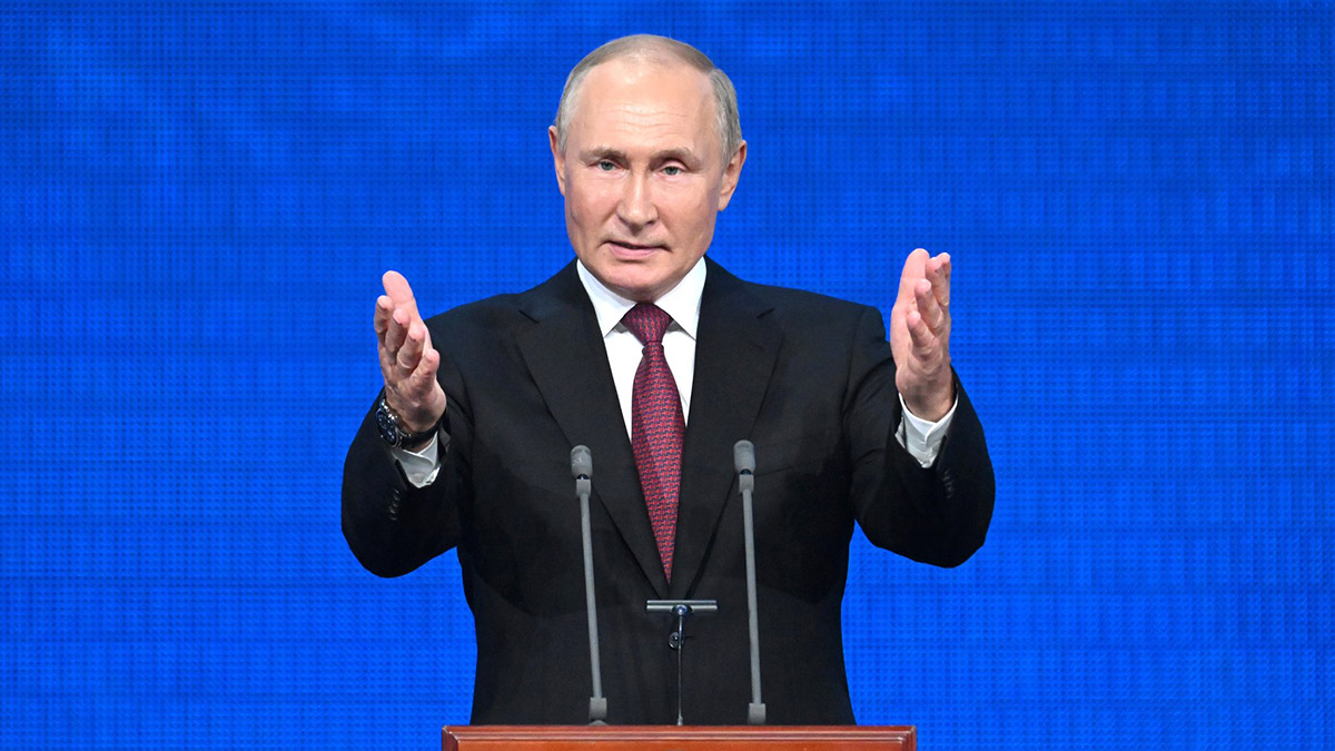 Владимир Путин поздравил прекрасный пол с Международным женским днем