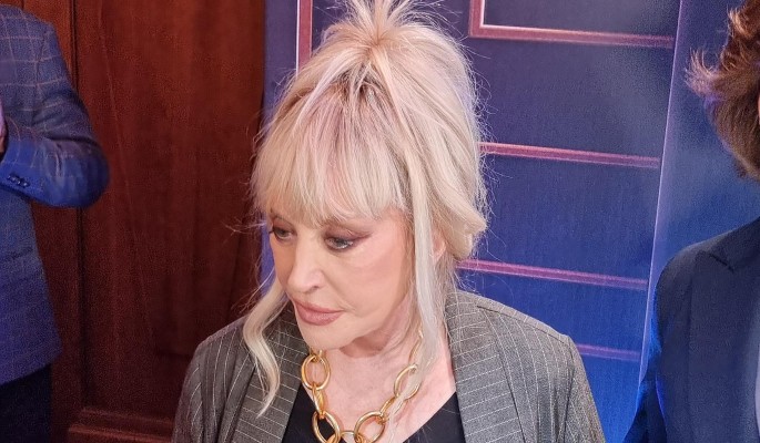 Оставшаяся одна Алла Пугачева взвыла от безысходности