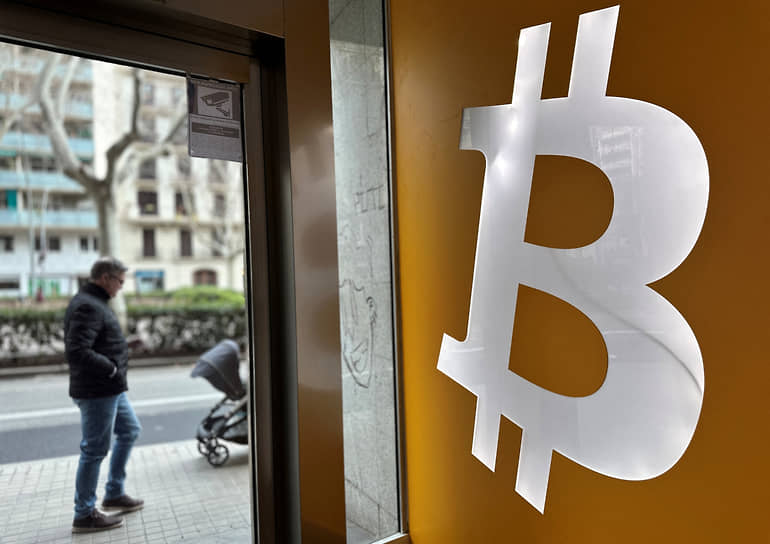 Биткойн демонстрирует динамику на фоне стратегий Трампа и обновления позиций NASDAQ-0