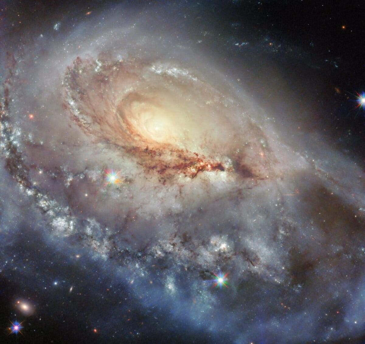 Хаббл раскрывает тайны уникальной спирали NGC 1961-0