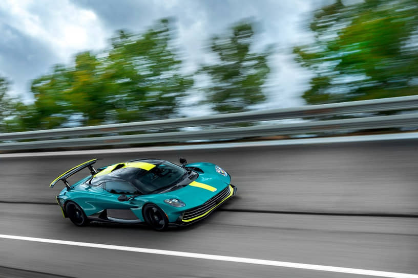 Aston Martin Valhalla и Valkyrie бьют рекорды с участием Стига и Эдриана Ньюи-0