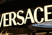 Prada и Versace объединяются при участии Capri Holdings для новых горизонтов моды Shanghaichina-august31st2024VersaceBrandLogoOnStore