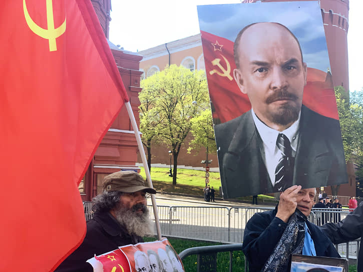 КПРФ и сторонники празднуют 155 лет Владимира Ленина на Красной площади-0