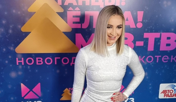 Намекнувшая о беременности Бузова покинула Россию