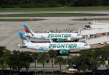 Пассажирка выплатит миллионы стюардессе Frontier Airlines за удар в полете passazhirka vyplatit milliony styuardesse za udar v polete-gazetarf-ru-174541882600-0