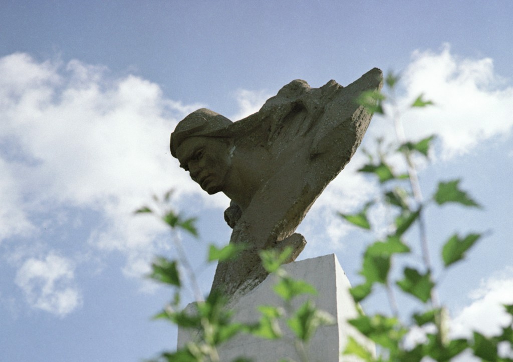 Памятник экипажу самолета Николая Гастелло
