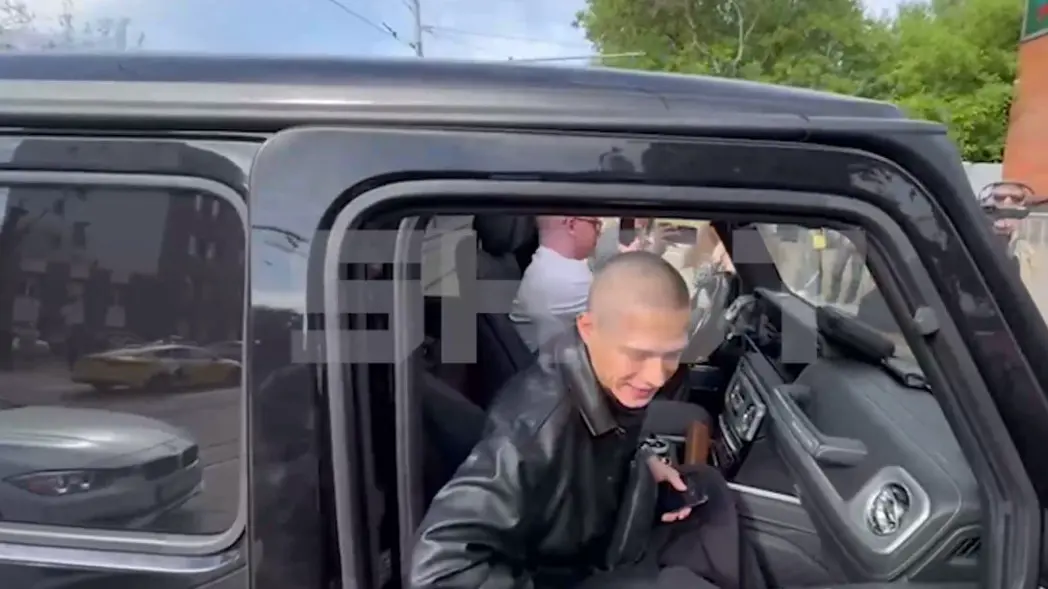 Глеб Калюжный приехал на черном «гелике» к призывному пункту в Москве