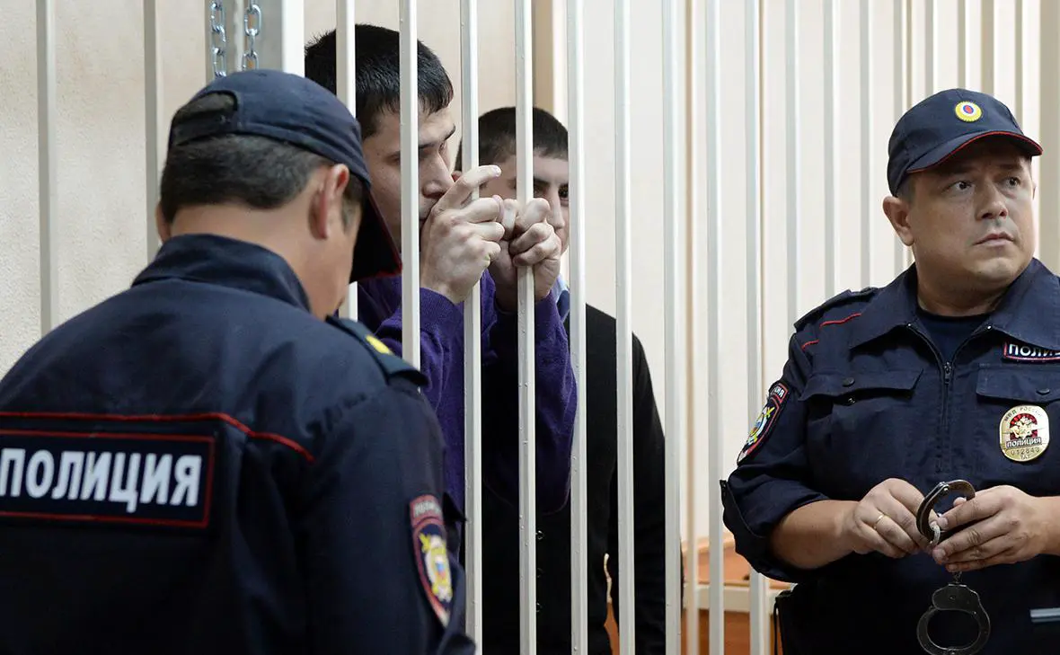 Бывший оперуполномоченный ОВД  Дальний  Ильнар Ибатуллин и бывший заместитель начальника отдела уголовного розыска Алмаз Василов (слева направо) (Максим Богодвид / РИА Новости)