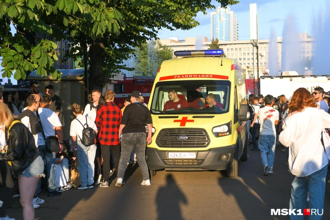 Спасатели вытащили молодого человека из воды и передали врачам | Источник: Артём Устюжанин / MSK1.RU