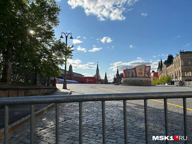 Показываем, что происходит в центре Москвы в преддверии празднования Дня Победы | Источник: Римма Багдасарян / MSK1.RU 