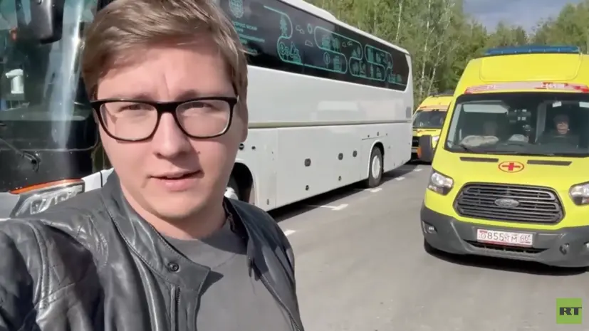 Медики сопровождают автобусы с вернувшимися из плена жителями Курской области