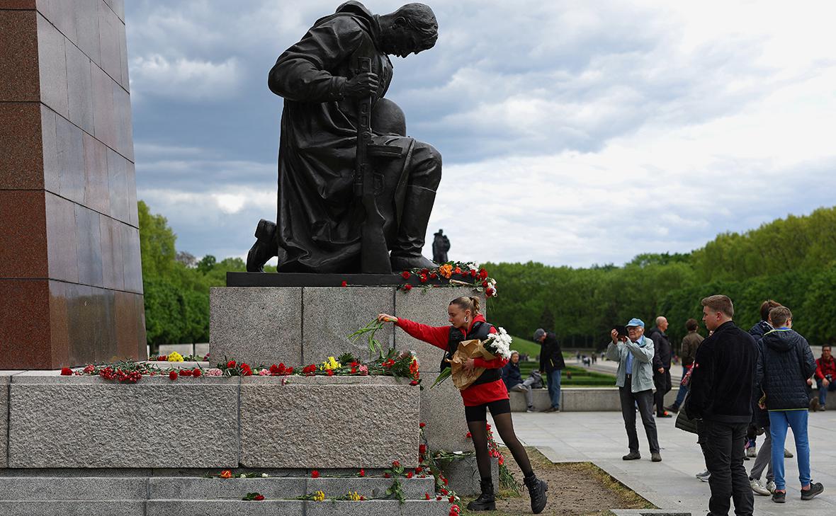 Возложение цветов к мемориалу советским воинам в Трептов-парке в Берлине (Lisi Niesner / Reuters)