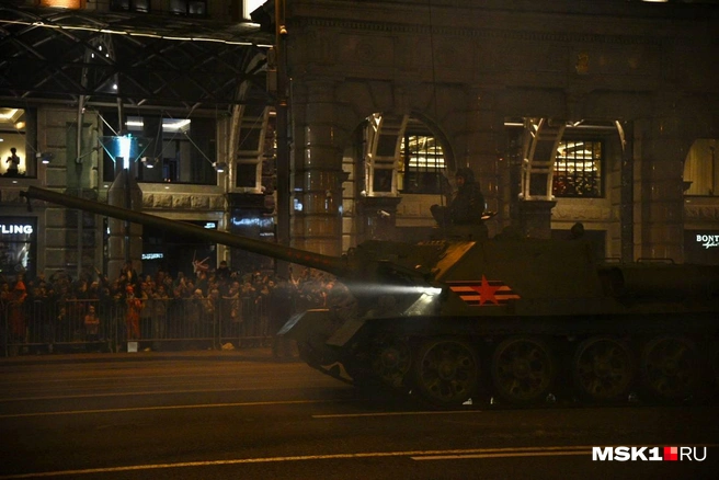В центр стянулись толпы москвичей и туристов. Как в центре города прошла репетиция Парада Победы: фото и видео | Источник: Дарья Шутова / MSK1.RU