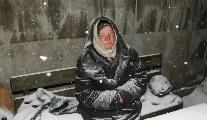 "Бездомные не идиоты": умирающие от холода бомжи молят о помощи
