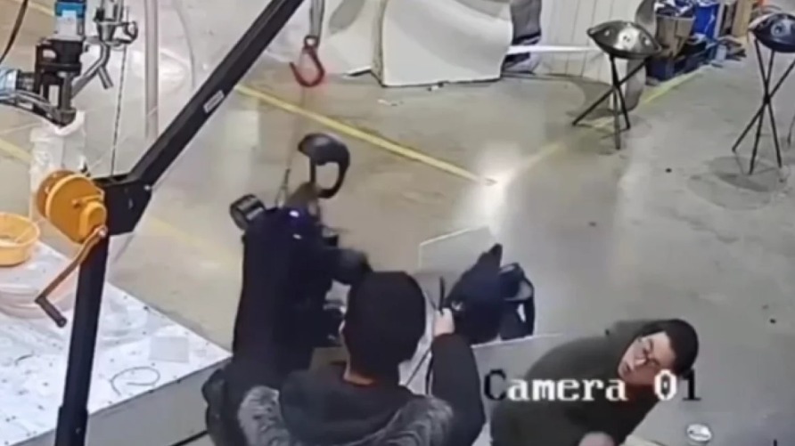 «Взбесившийся» робот в Китае набросился на инженера и попал на видео