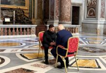 Зеленский и Трамп обсуждают в Ватикане тайные договоренности о США и Украине zelenskij i tramp obsuzhdayut v vatikane tajnye dogovorennosti o ssha i ukraine-gazetarf-ru-174626775800-0