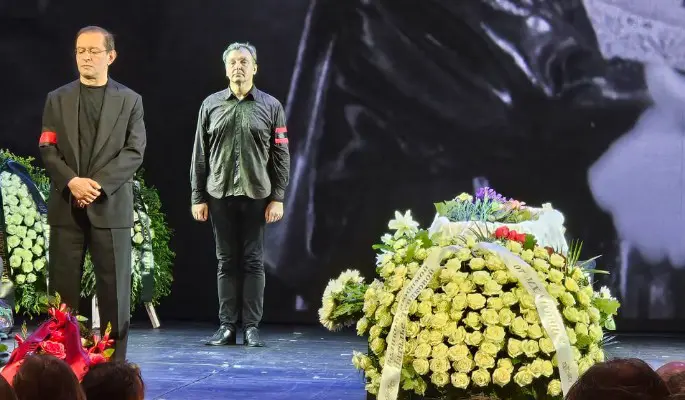 "Очаровательная девка": 84-летний актер Смирнов ахнул у гроба Теняковой 