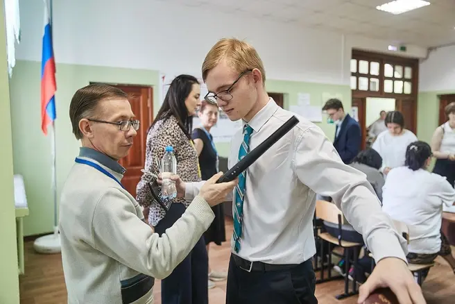 Жесткий досмотр перед экзаменом, но кто-то умудряется пронести шпаргалки | Источник: Александр Ощепков / NGS.RU