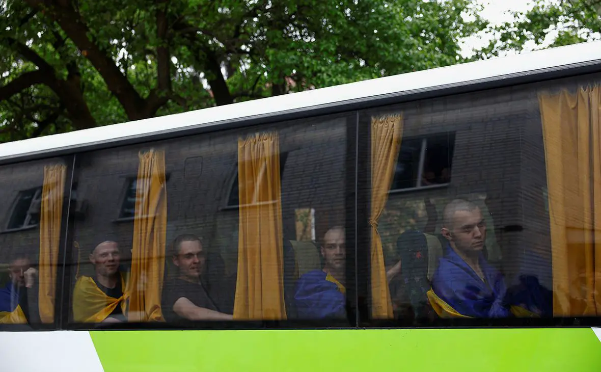 Украинские военнопленные, вернувшиеся после обмена на Украину, 25 мая 2025 года (Валентин Огиренко / Reuters)