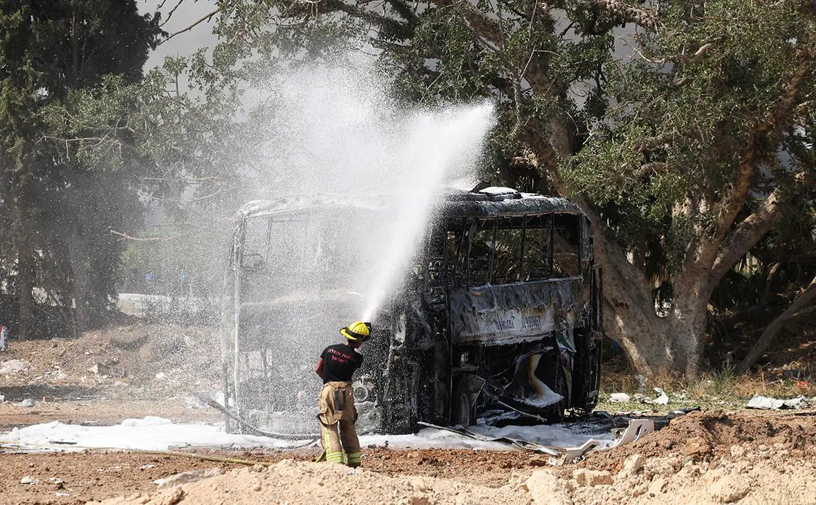 Автобус, пострадавший от ракетного удара со стороны Ирана, в Герцлии, Израиль, 17 июня 2025 года (Ronen Zvulun / Reuters)