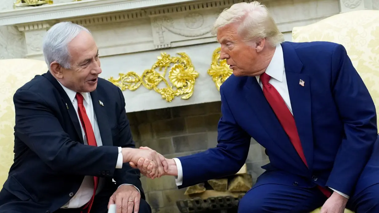 Президент США Дональд Трамп (справа) и премьер-министр Израиля Биньямин Нетаньяху в Овальном кабинете Белого дома