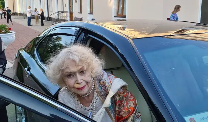 "Там недвижимость и счета": 86-летняя Немоляева высказалась о бегстве из России вслед за Пугачевой