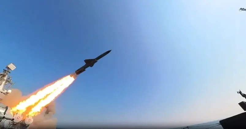 Запуск ракеты на учениях в Японском море стоп-кадр из видео, опубликованного Минобороны России
