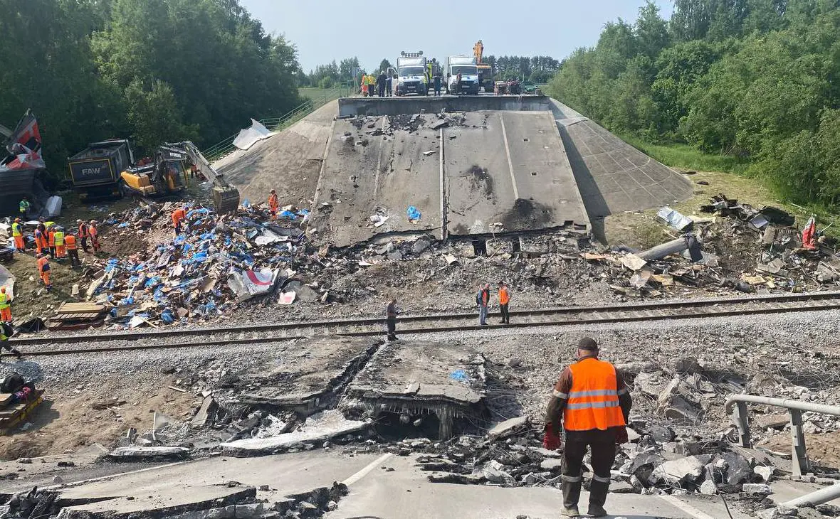 Место обрушения автомобильного моста на железную дорогу в Брянской области (avbogomaz / Telegram)